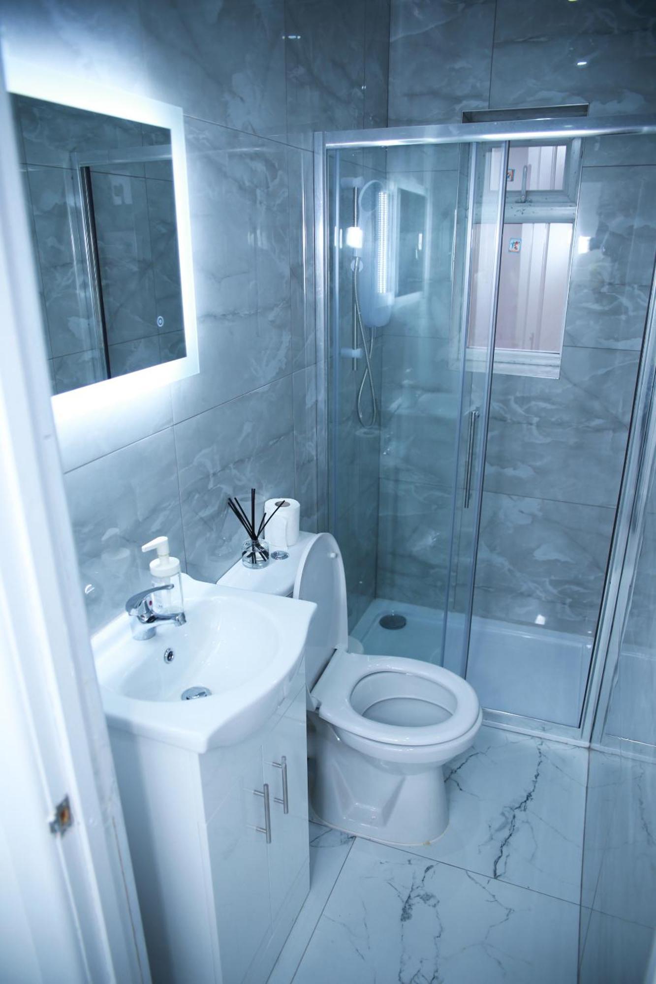 Lovely Apartment With Free Parking On Premises. Лондон Екстер'єр фото